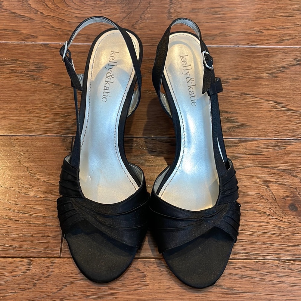 Kelly & Kate “Mindy” Black Silk Sandals Size 7.5